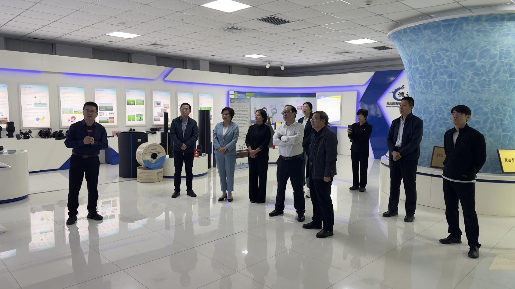 Председатель Сельскохозяйственного и сельского рабочего комитета Постоянного комитета Собрания народных представителей провинции Хэбэй Гао Илэй с делегацией посетил ?Руннун Цзешуй? с исследовательским